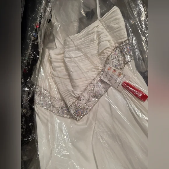 Mac Duggal White One-Shoulder Gown - Picture 6 of 6